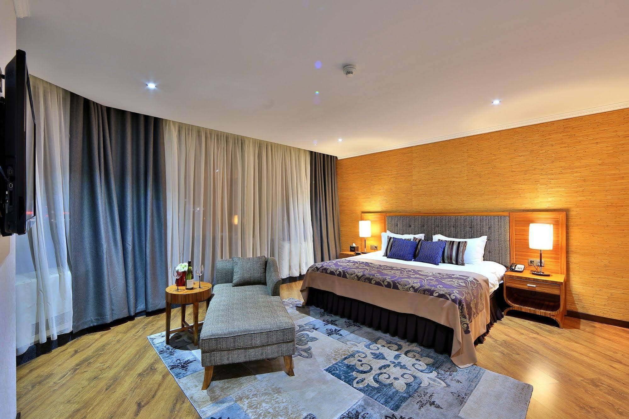 Damas International Hotel Bishkek Exterior photo